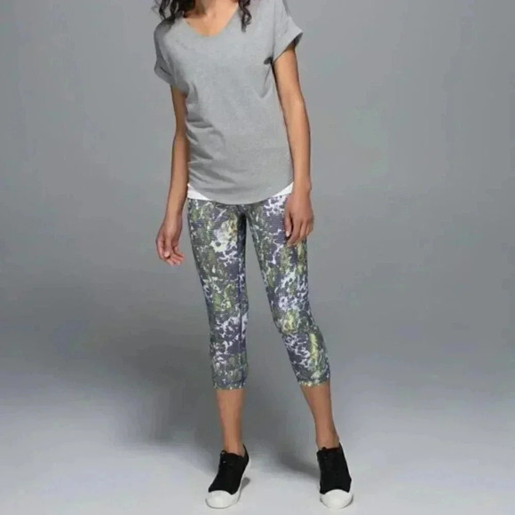 Lululemon Wunder Under Crop II *Full-On Luxtreme (Roll Down) Floral  Size 4 - Picture 7 of 15